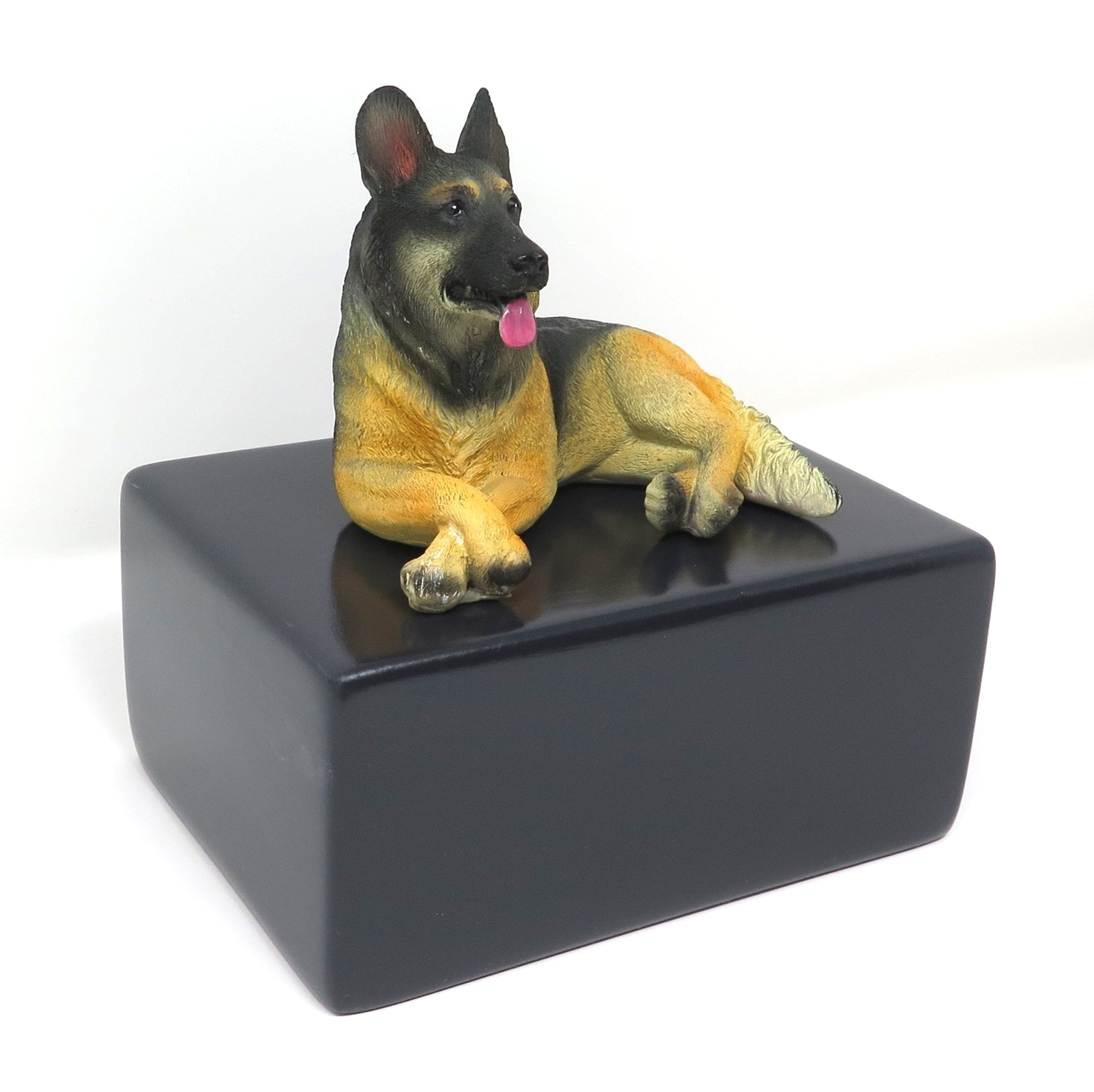 Deutscher Schäferhund Urne mit liegendem Schäferhund