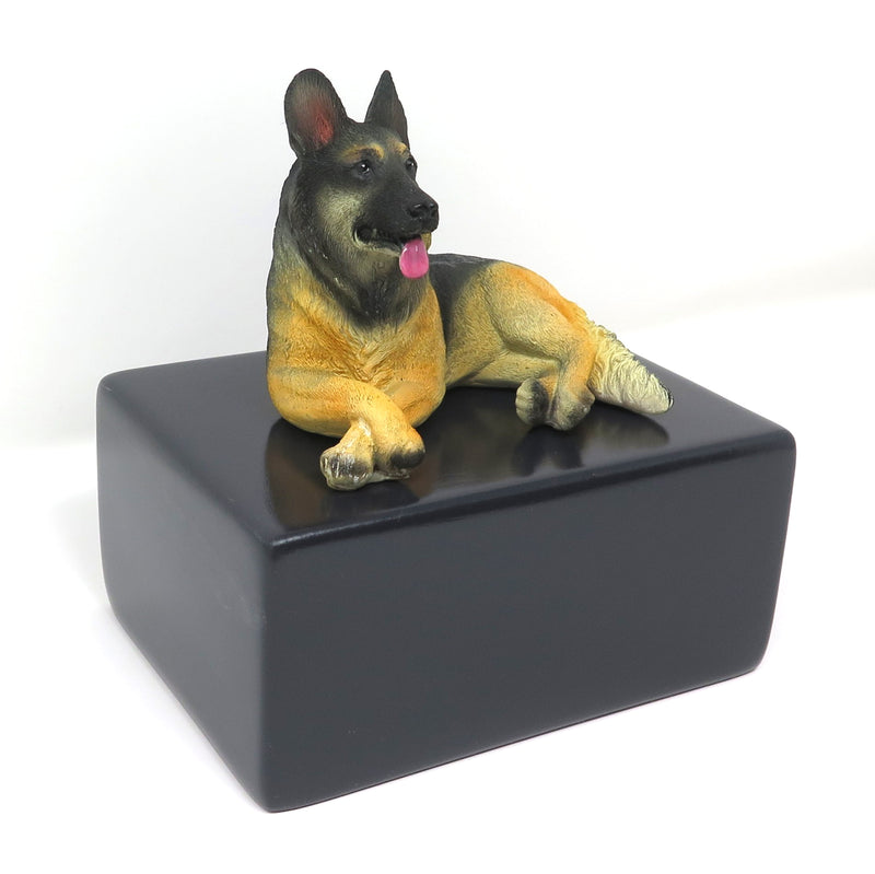Deutscher Schäferhund Urne mit liegendem Schäferhund