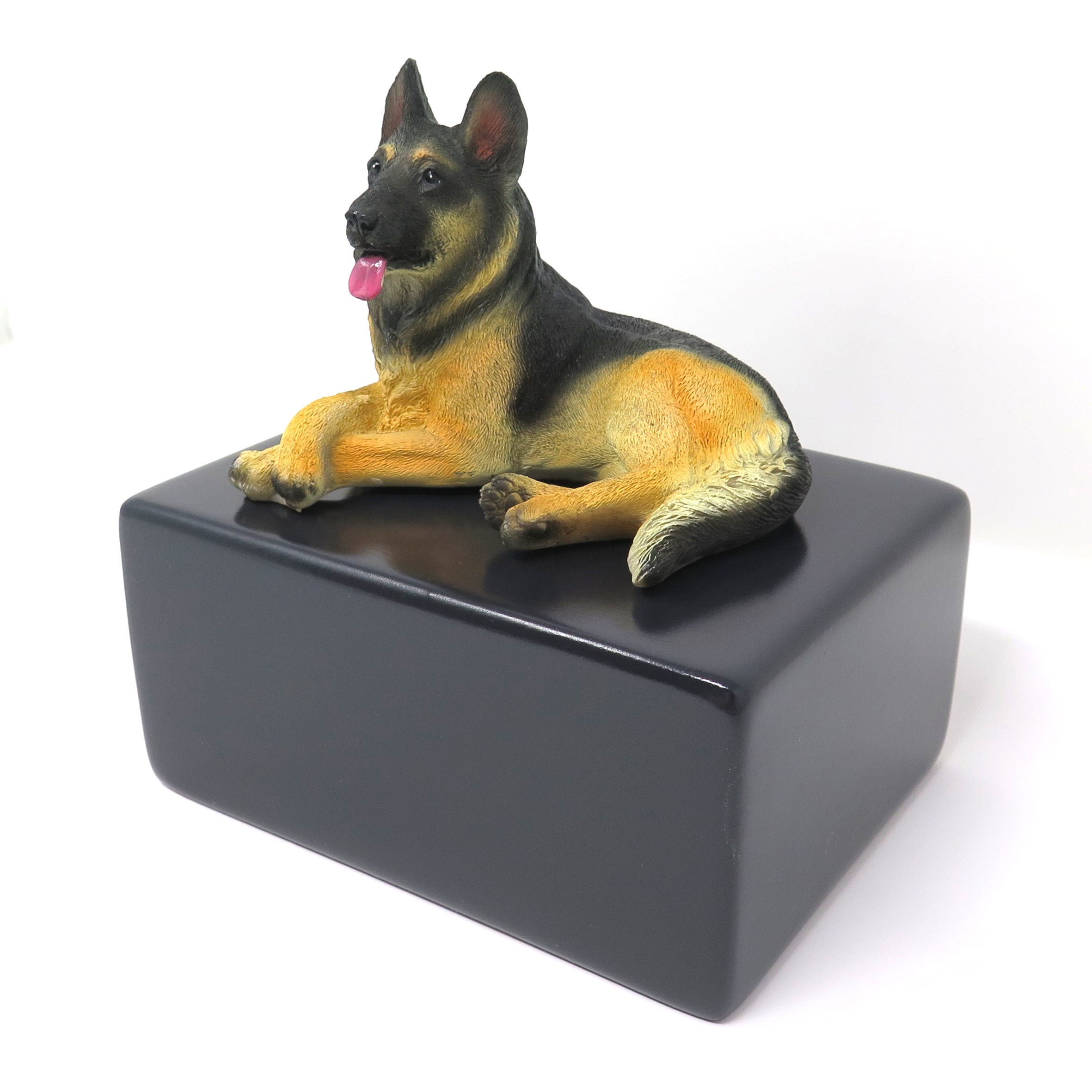 Deutscher Schäferhund Urne mit liegendem Schäferhund