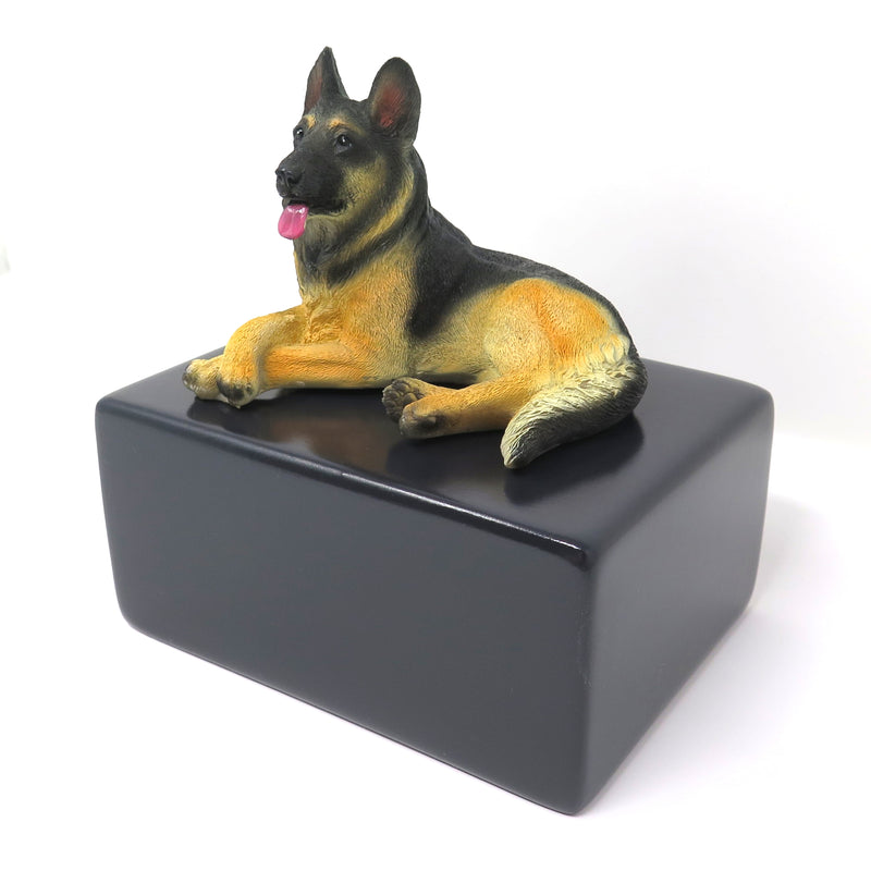 Deutscher Schäferhund Urne mit liegendem Schäferhund