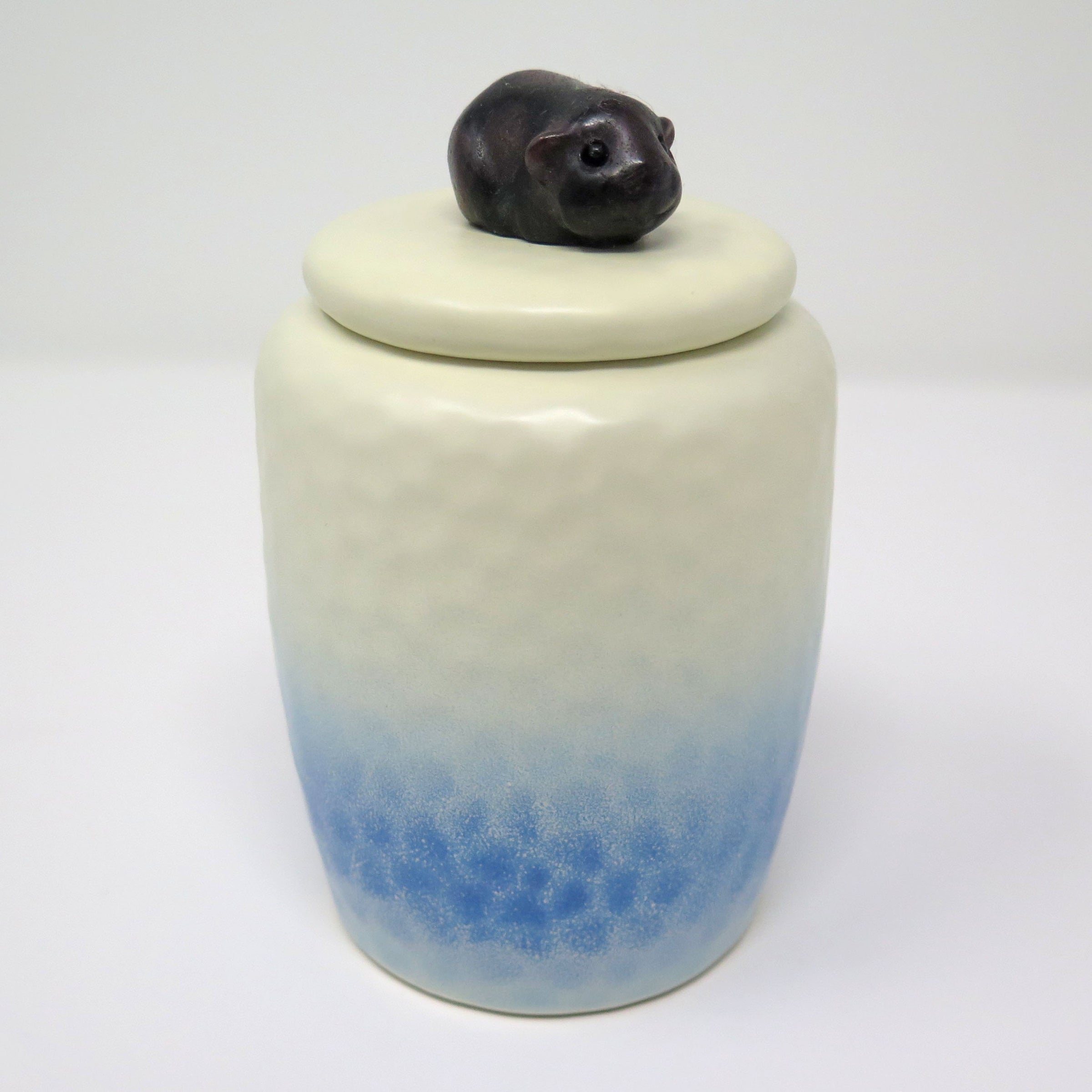 Meerschweinchenurne aus Keramik mit Meerschweinchen Figur aus Stein in bordeaux-schwarz