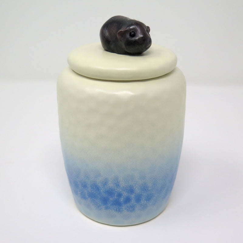 Meerschweinchenurne aus Keramik mit Meerschweinchen Figur aus Stein in bordeaux-schwarz