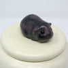 Meerschweinchenurne aus Keramik mit Meerschweinchen Figur aus Stein in bordeaux-schwarz