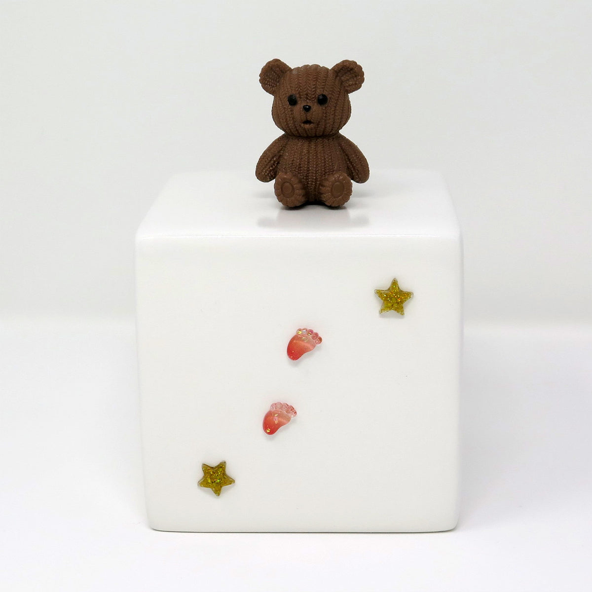 Kinderurne in Würfelform mit dunkelbraunem Teddybär