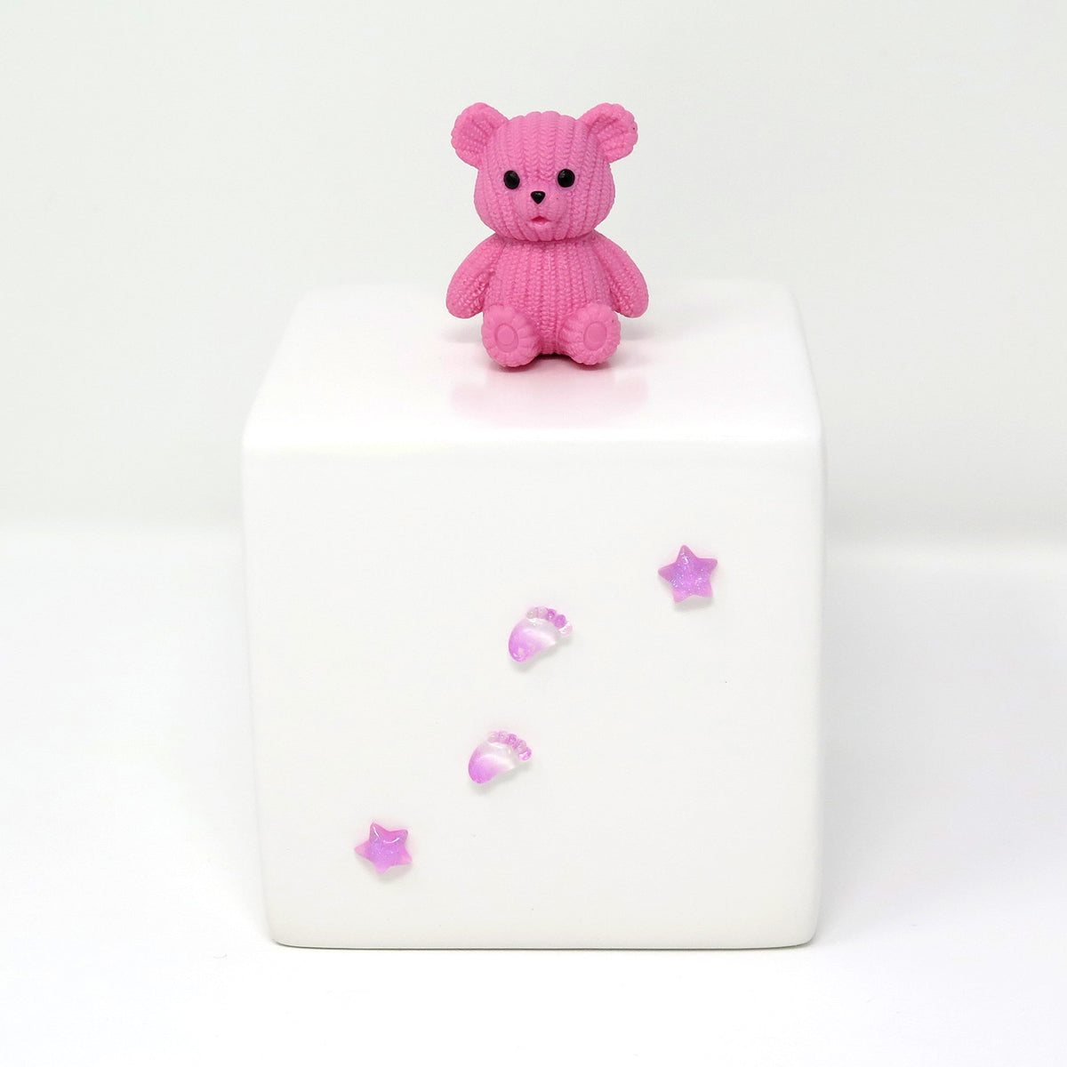Kinderurne in Würfelform mit rosa Teddybärfigur