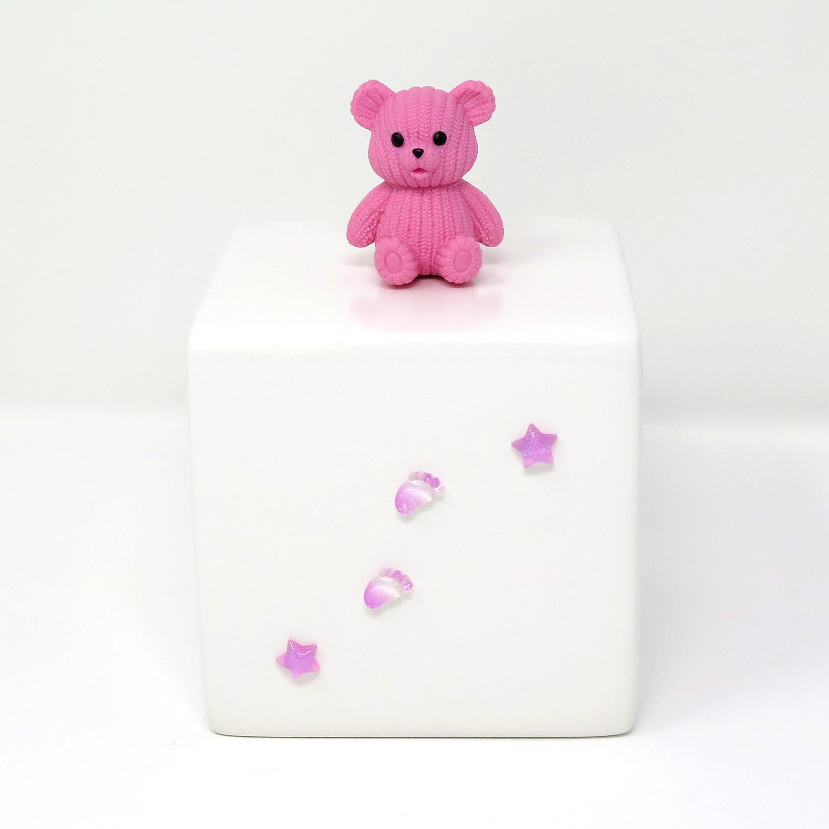Kinderurne in Würfelform mit rosa Teddybärfigur