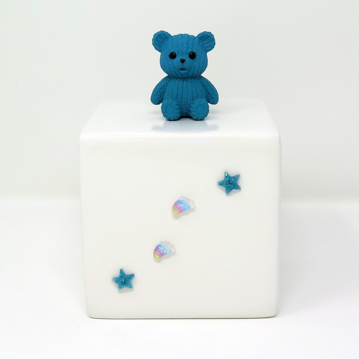 Kinderurne in Würfelform mit blauen Teddybärfigur