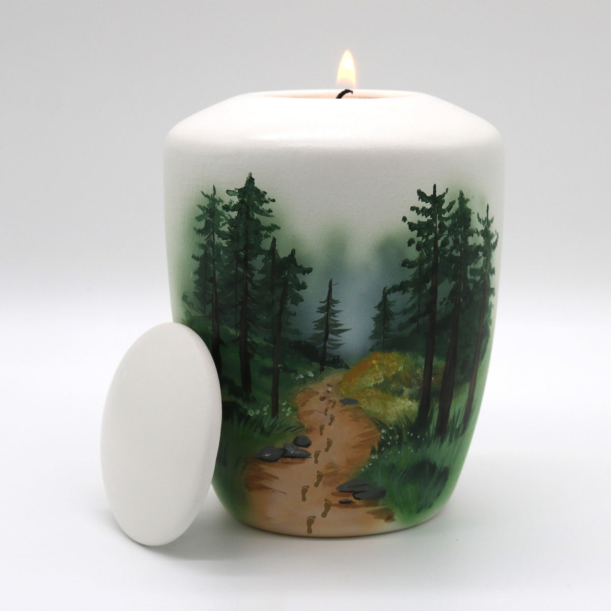 Tierurne mit Teelichteinsatz mit einer Waldlandschaft bemalt.
