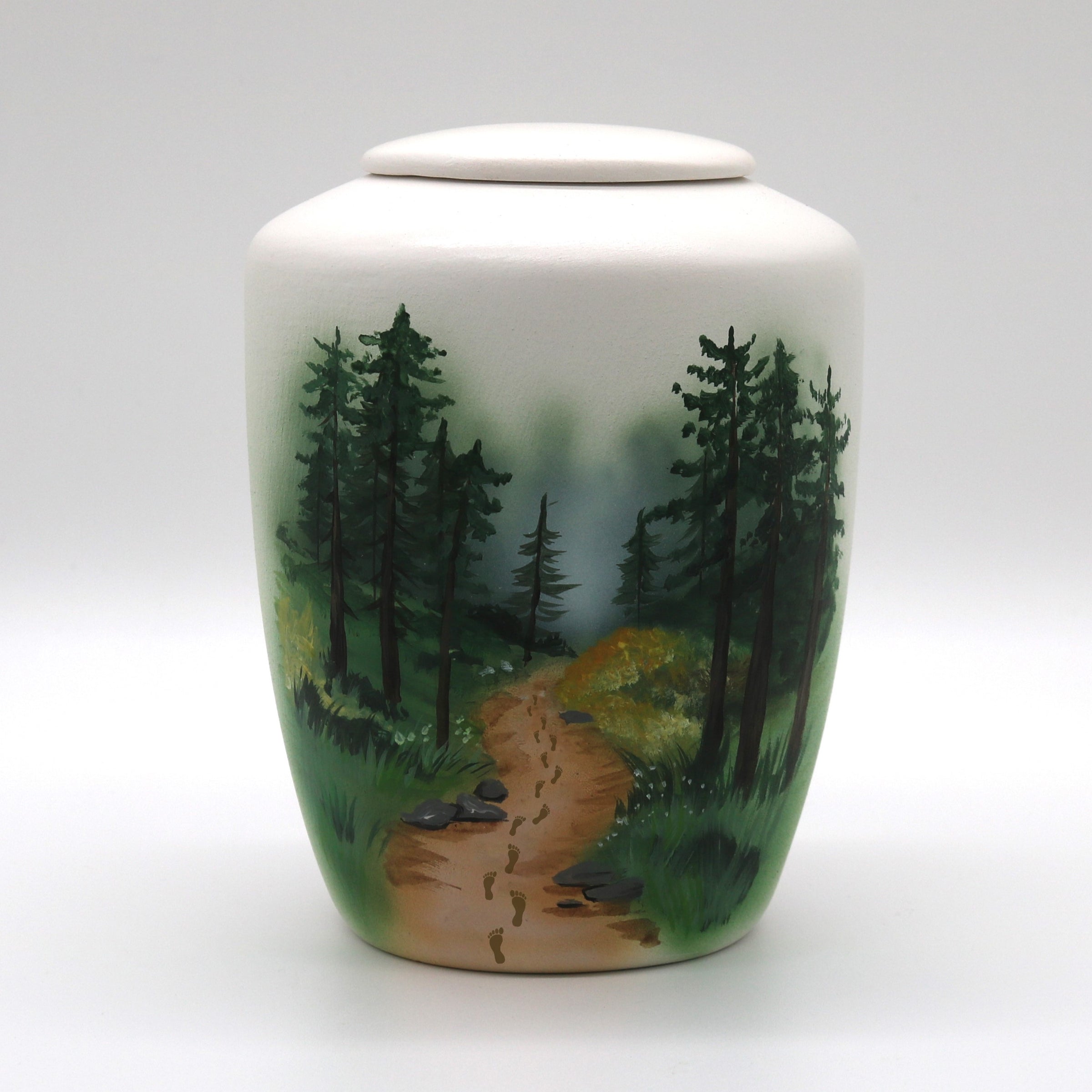 Tierurne mit Teelichteinsatz mit einer Waldlandschaft bemalt.