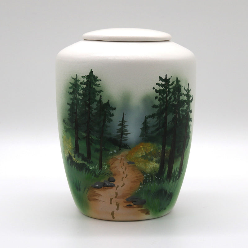 Tierurne mit Teelichteinsatz mit einer Waldlandschaft bemalt.