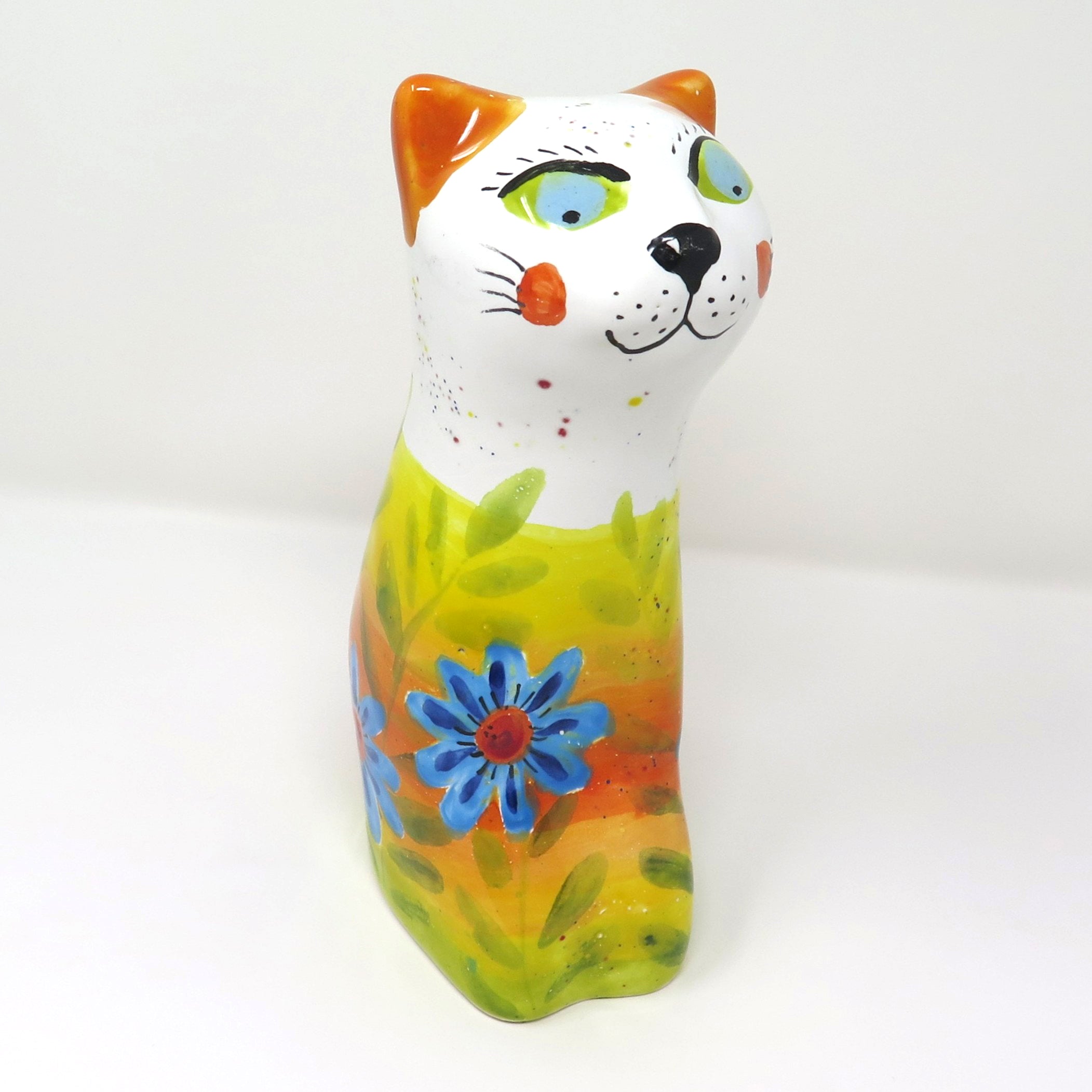 Bunt bemalte Katzenurne in Katzenform mit blauen Blüten