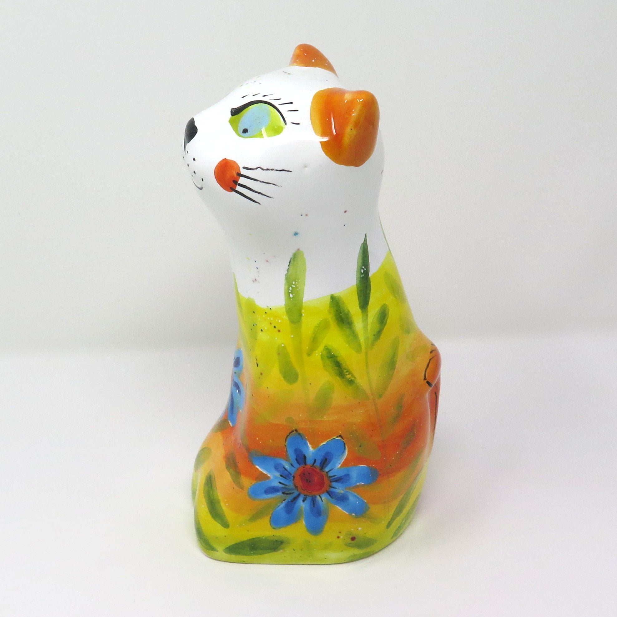 Bunt bemalte Katzenurne in Katzenform mit blauen Blüten