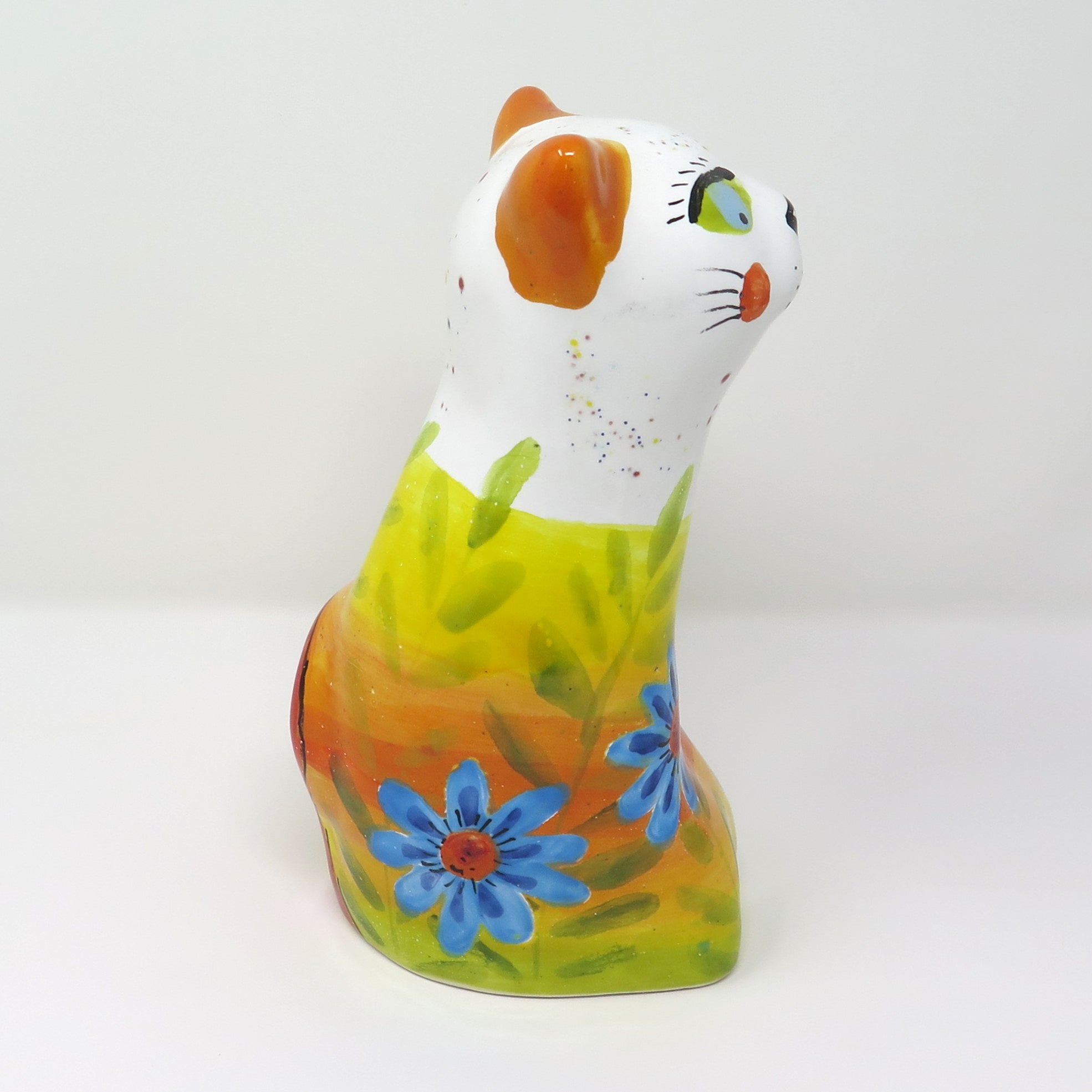 Bunt bemalte Katzenurne in Katzenform mit blauen Blüten